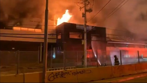 Gigantesco incendio afecta a exfábrica textil en Viña del Mar