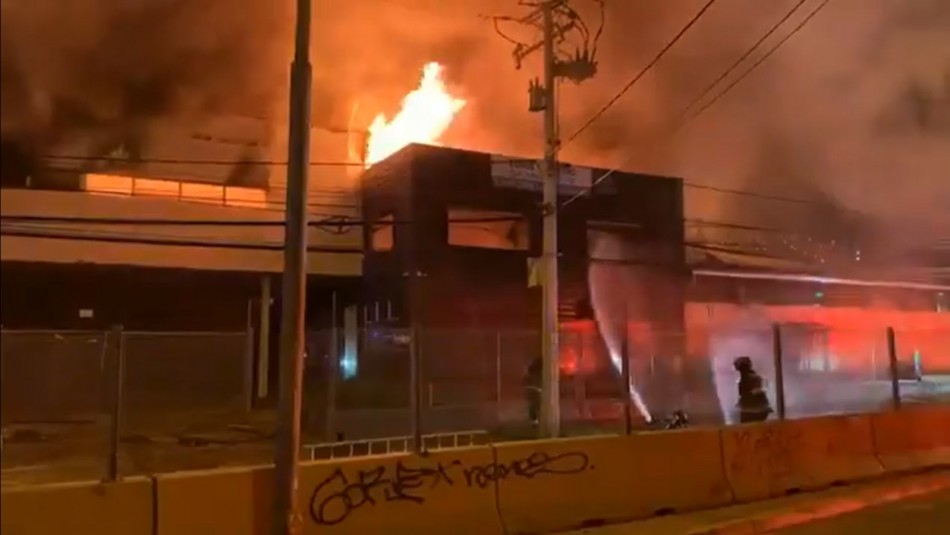Gigantesco incendio afecta a exfábrica textil en Viña del Mar Gigantesco incendio afecta a exfábrica textil en Viña del Mar