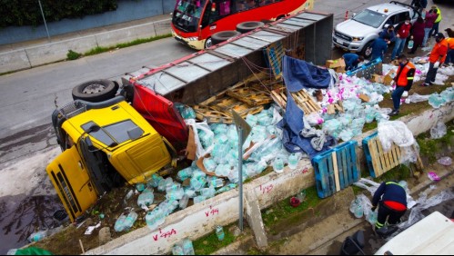 Camión con donación de mercadería volcó en el centro de Valparaíso