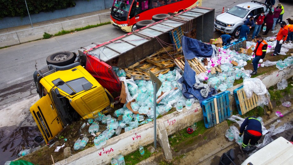 Imagen del lugar. Camión con donación de mercadería volcó en el centro de Valparaíso