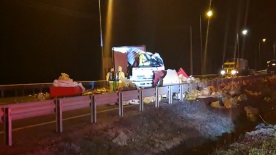 Accidente de tránsito en Ruta 5 Norte en La Serena Camión choca y deja desechos médicos contra el coronavirus en calzada de Ruta 5 Norte en La Serena