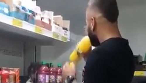 Video muestra a hombre bebiendo jugo desde botellas que vuelve a dejar en estanterías de supermercado