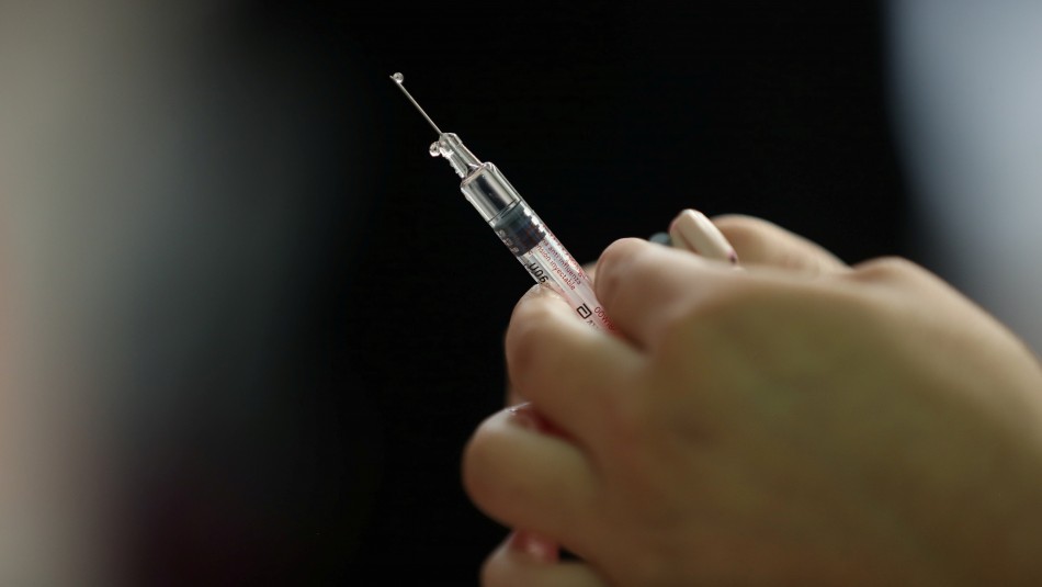 Imagen referencial. Ministro y voluntarios en ensayos de vacuna contra el coronavirus: