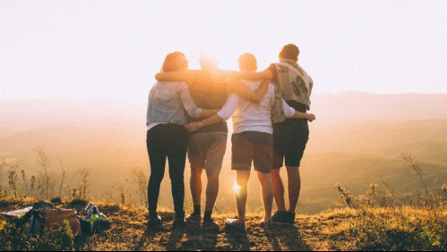 Prueban 'nuevos tipos de abrazos' en medio de la pandemia: Esto es lo que no debes hacer