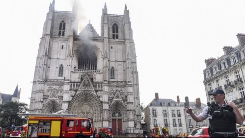 Un hombre detenido tras incendio en la catedral de Nantes