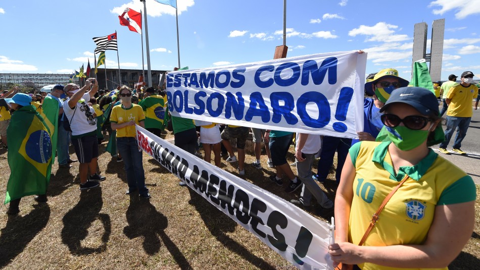 Simpatizantes de Bolsonaro le manifiestan apoyo mientras se recupera de coronavirus Simpatizantes de Bolsonaro le manifiestan apoyo mientras se recupera de coronavirus