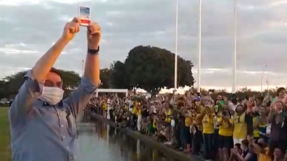 No aprende: Bolsonaro recibe a sus seguidores con cantos y sin mascarilla en el palacio de gobierno No aprende: Bolsonaro recibe a sus seguidores con cantos y sin mascarilla en el palacio de gobierno