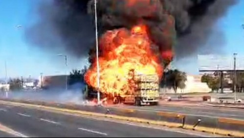Videos registran camión repartidor de gas en llamas tras violenta explosión