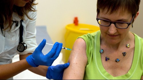 70% de los voluntarios que probaron vacuna de Oxford presentaron efectos secundarios