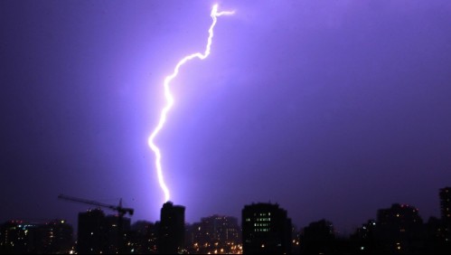 Emiten aviso por posibles tormentas eléctricas en la Región Metropolitana para este martes