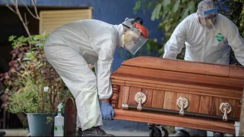 'Esta pandemia es más grande que nosotros': La dura labor de un trabajador funerario en Florida