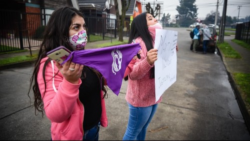 'Mucha impotencia, mucha rabia contenida': Mujeres se manifiestan afuera de la casa de Martín Pradenas