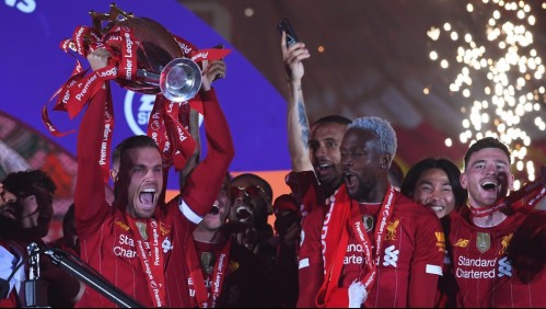 Liverpool levanta la corona de campeón apabullando al Chelsea en la Premier League