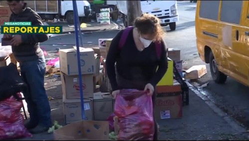 Pandemia de hambre: Personas buscan comida en sobras de la feria