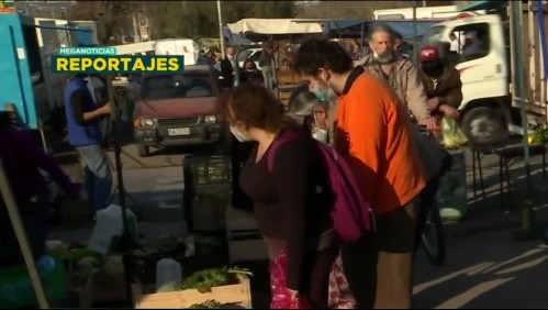 'No le puedes decir a un niño que no hay': Mujer y su hijo con TEA buscan comida en sobras de la feria