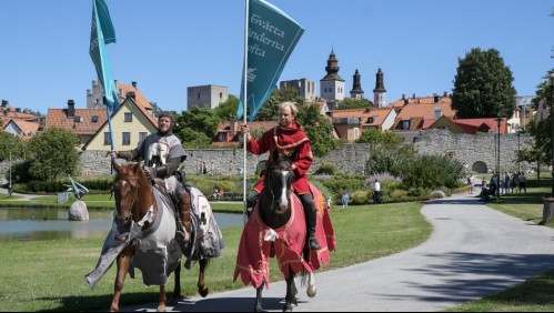 Caballeros medievales se pasean por calles de Suecia para hacer respetar el distanciamiento social