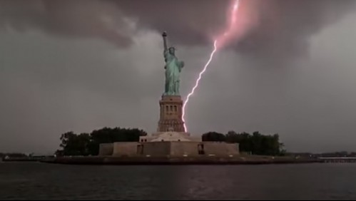 Impactante video muestra momento en que rayo cae atrás de la Estatua de la Libertad