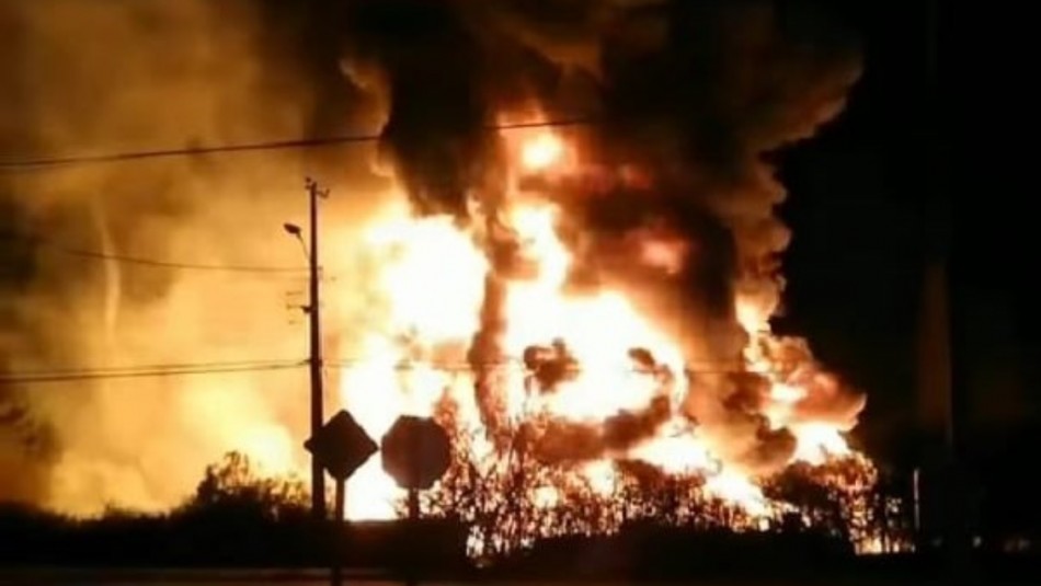 Gran incendio afecta a bodega de material plástico en Los Andes Gran incendio afecta a bodega de material plástico en Los Andes