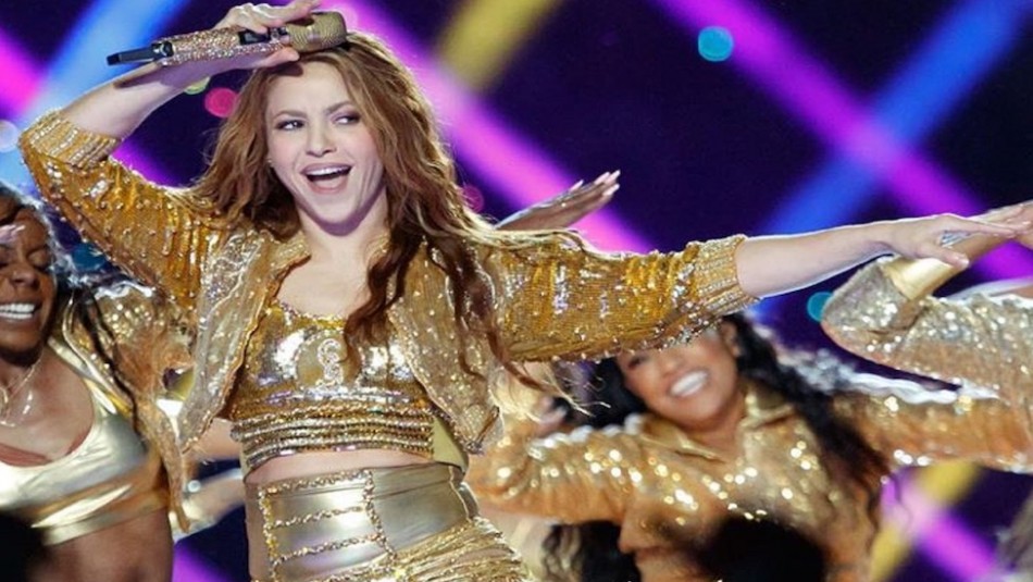 Shakira está subastando la chaqueta dorada que usó en el Súper Bowl: Entérate cuánto han ofrecido Shakira está subastando la chaqueta dorada que usó en el Súper Bowl: Entérate cuánto han ofrecido