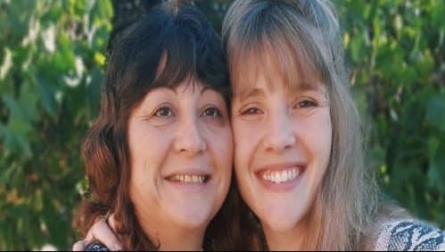 Policías no la dejaban pasar: El conmovedor reencuentro de mujer con su madre enferma en Argentina