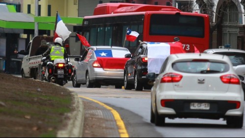 Caravana del 'Rechazo' por la Alameda: Carabineros niega haberla escoltado y afirma que hubo fiscalizaciones