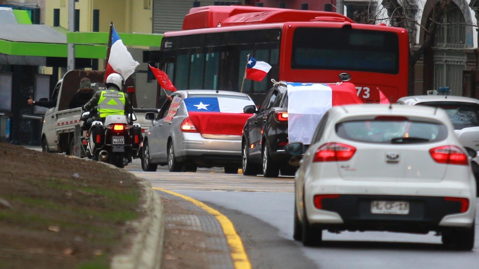 Caravana del "Rechazo" por la Alameda: Carabineros niega haberla ...