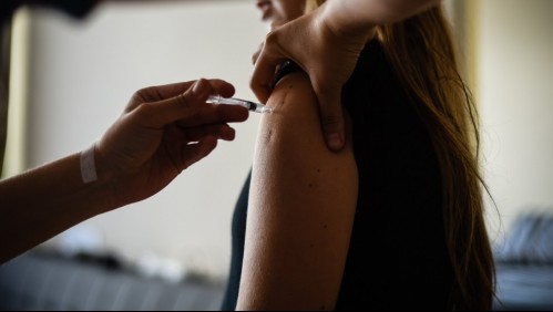 Doctor explica pruebas de inmunización en Chile: 'Para la primera ola la vacuna no va a ser la solución'