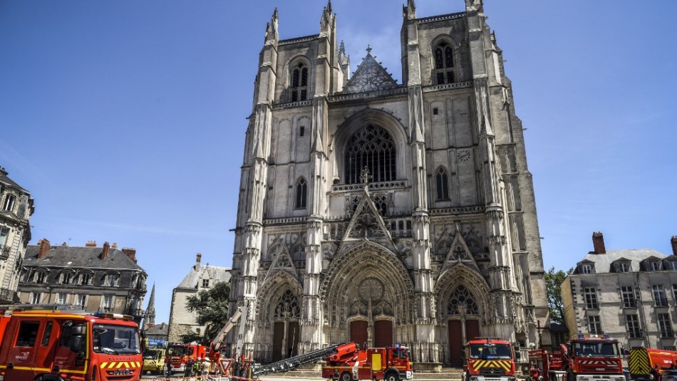 Un voluntario confiesa ser el autor del incendio de la catedral francesa de Nantes Un voluntario confiesa ser el autor del incendio de la catedral francesa de Nantes