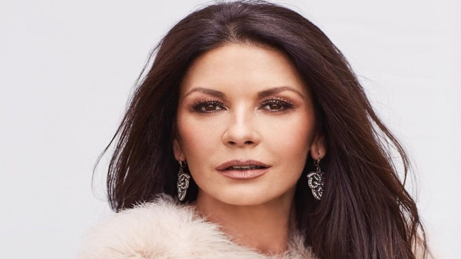 Catherine Zeta-Jones recuerda topless para celebrar el 22 aniversario del estreno de Catherine Zeta-Jones recuerda topless para celebrar el 22 aniversario del estreno de
