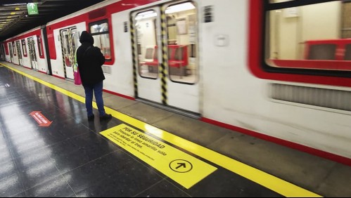 Metro de Santiago informa que desde este martes se adelanta el horario de apertura de sus puertas