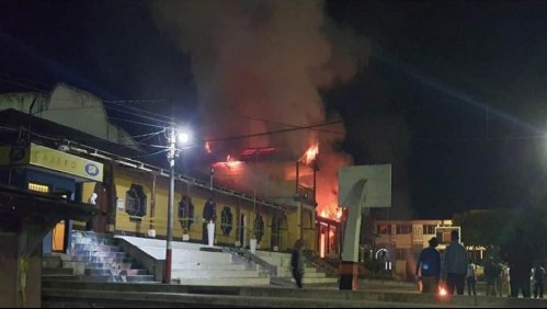 Turba incendia alcaldía en Guatemala en protesta contra de las medidas por coronavirus