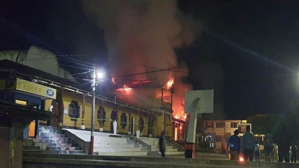 Turba incendia alcaldía en Guatemala en protesta contra de las medidas por coronavirus Turba incendia alcaldía en Guatemala en protesta contra de las medidas por coronavirus