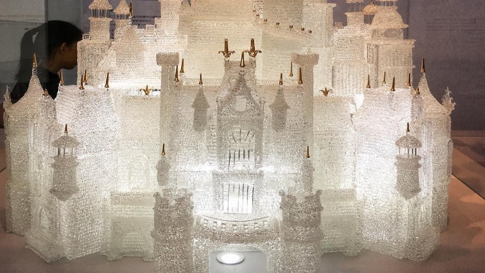Una travesura que costó millones: Niños rompen lujoso castillo de vidrio más grande del mundo Una travesura que costó millones: Niños rompen lujoso castillo de vidrio más grande del mundo