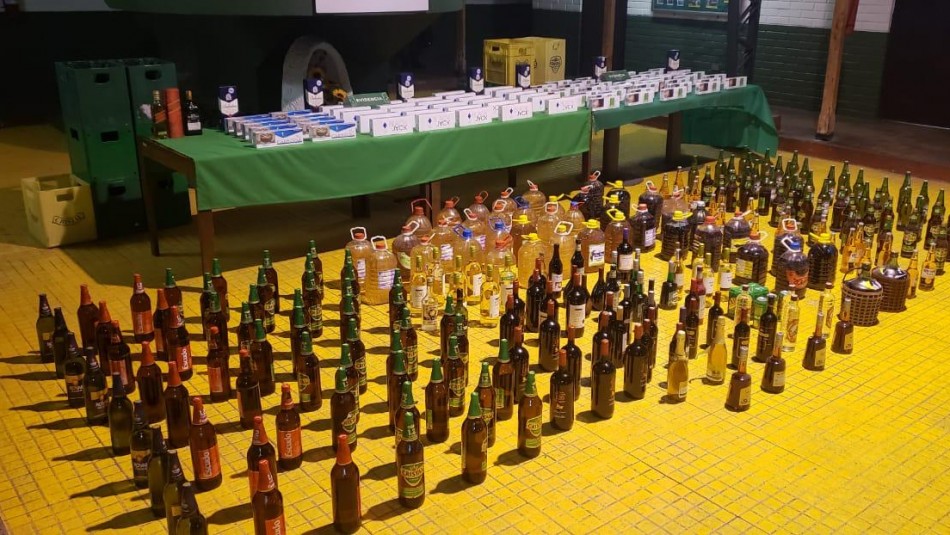 Detienen a ocho personas en bar clandestino Administradora sobornó a carabinero Administradora de bar clandestino intentó sobornar a carabinero con $60.000
