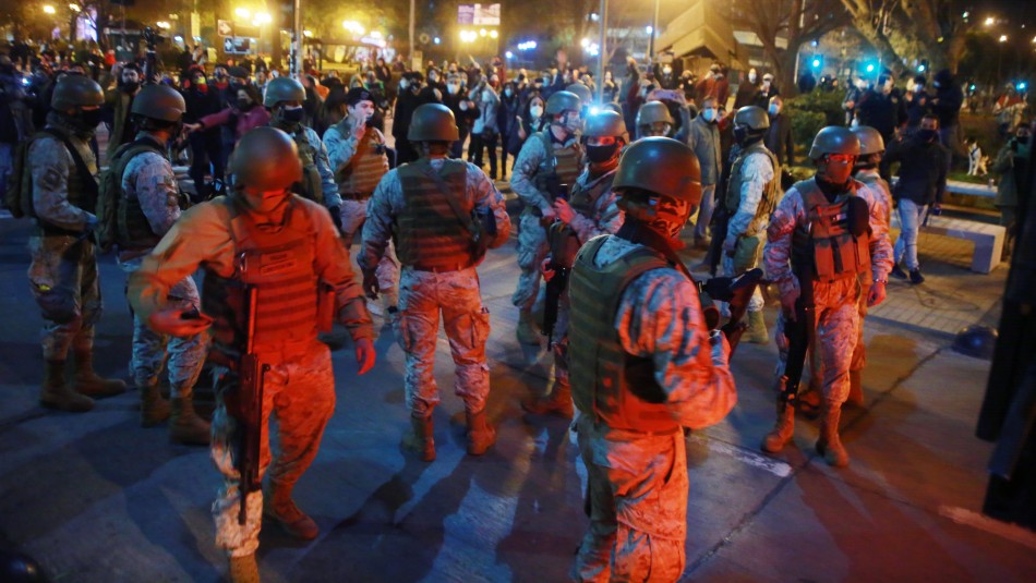 Plaza Ñuñoa Tensión entre militares y manifestantes en Plaza Ñuñoa en medio de protestas