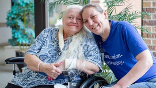 Mujer internada por coronavirus se lleva sorpresa: Enfermera que la cuidó era su hermana perdida hace 50 años