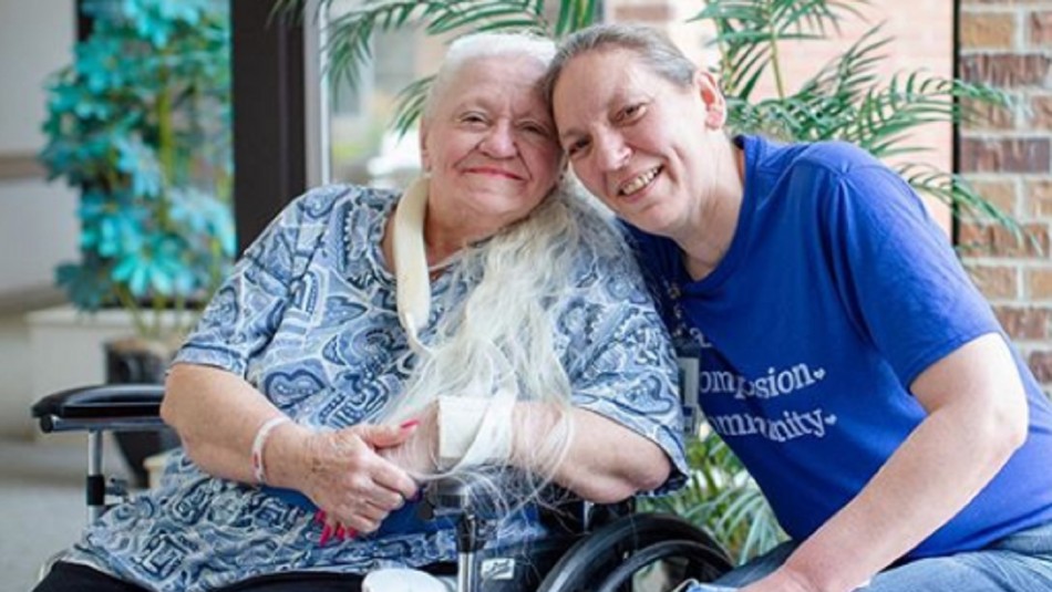 Mujer se encuentra con su hermana perdida hace 50 años en centro de rehabilitación Mujer internada por coronavirus se lleva sorpresa: Enfermera que la cuidó era su hermana perdida hace 50 años