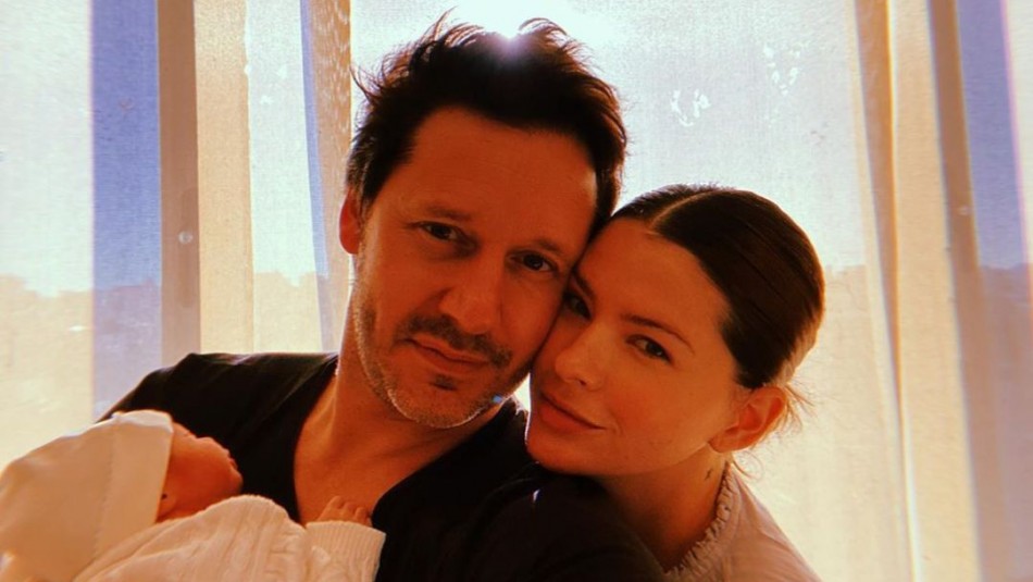 Benjamin Vicuña y China Suárez con su bebé Hijo recién nacido de Benjamín Vicuña y China Suárez da su primer paseo junto a sus hermanas