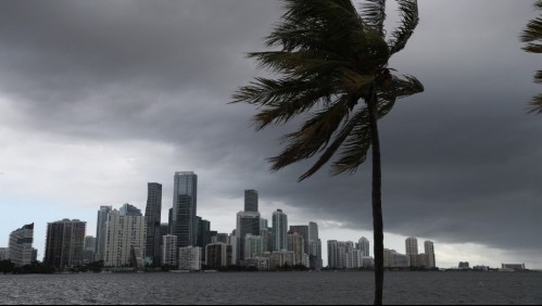 Florida se prepara para afrontar al huracán Isaías