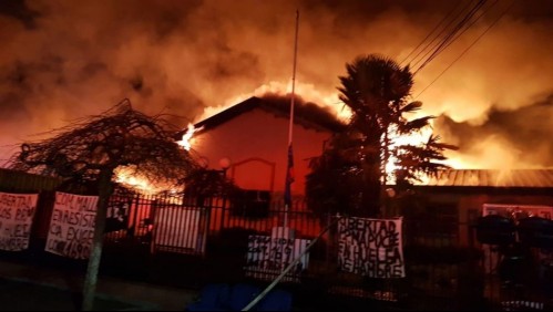 Incendio afectó a la municipalidad de Ercilla tras jornada de enfrentamientos en La Araucanía