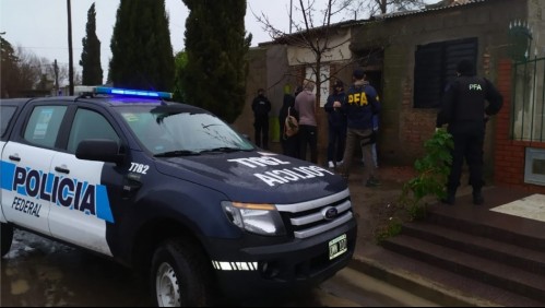 Cámara capta a padre e hijo que fueron a cortarse el pelo y antes de irse robaron la peluquería