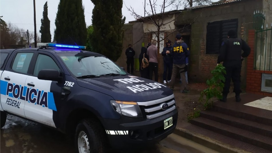 Cámara capta a padre e hijo que fueron a cortarse el pelo y antes de irse robaron la peluquería Cámara capta a padre e hijo que fueron a cortarse el pelo y antes de irse robaron la peluquería