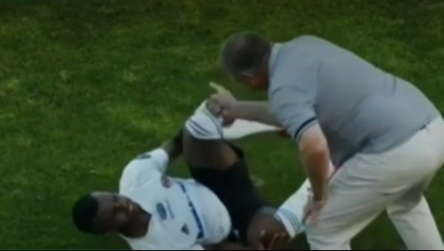 ¿Provocación?: Futbolista alardea con su talento generando duro golpe de un rival y hasta su técnico lo retó