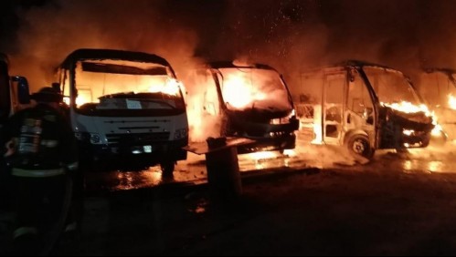 Violento incendio afecta a terminal de microbuses en Antofagasta
