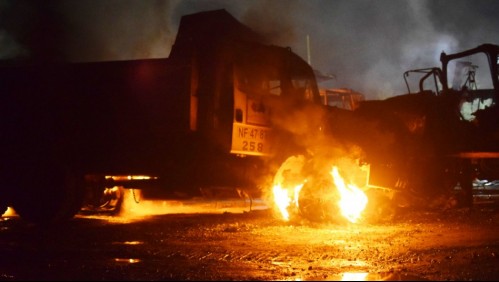 Nuevo ataque en La Araucanía: Desconocidos incendian camiones y maquinarias