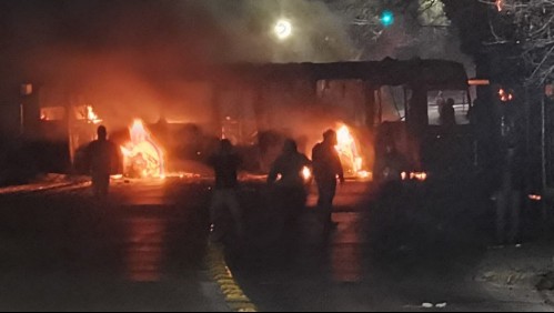 Carabineros son atacados con armas hechizas y bombas molotov por sujetos que quemaron un bus
