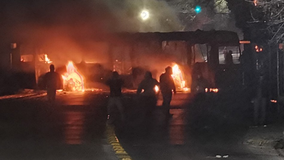 Carabineros atacados armas hechizas y bombas molotov por sujetos que quemaron un bus Carabineros son atacados con armas hechizas y bombas molotov por sujetos que quemaron un bus