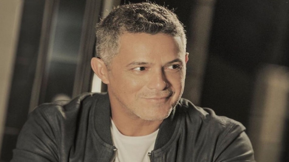 La sexy pose de Alejandro Sanz en una piscina que enamoró en redes sociales