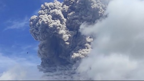Video muestra la impresionante erupción de un volcán en Indonesia
