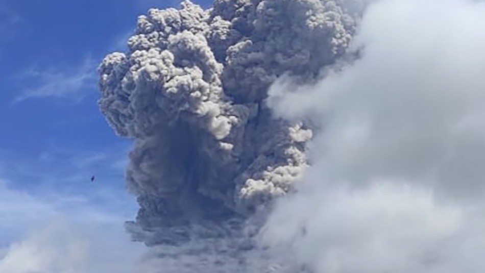 Video muestra la impresionante erupción de un volcán en Indonesia Video muestra la impresionante erupción de un volcán en Indonesia